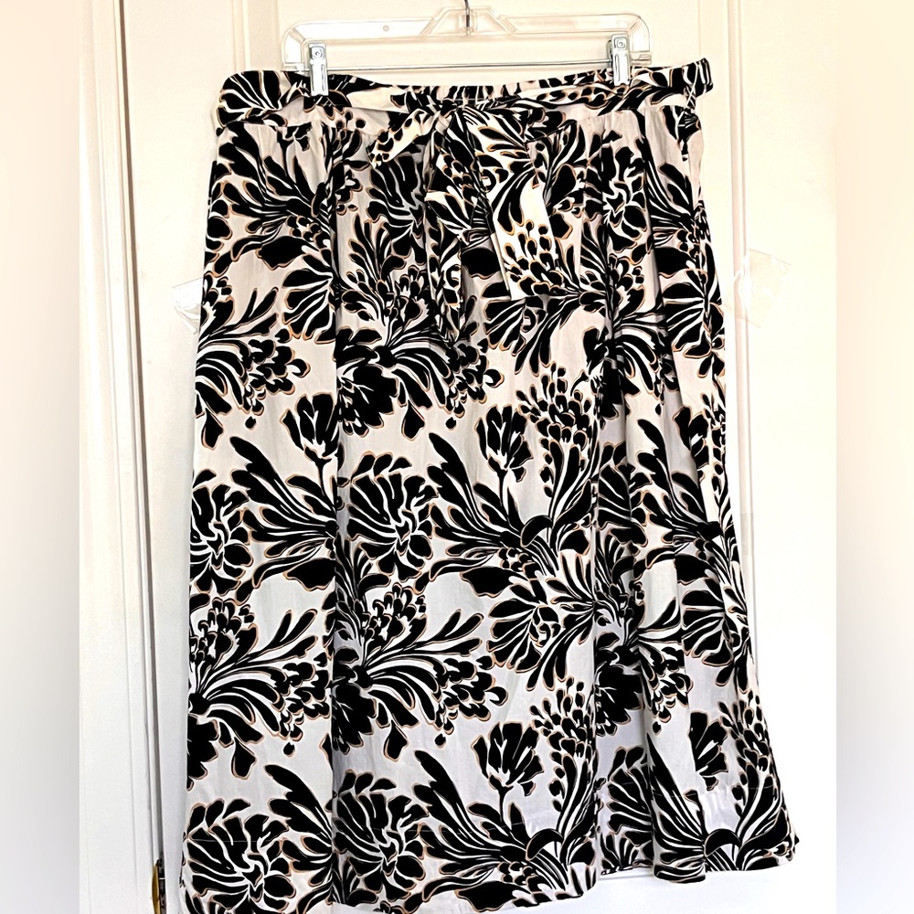 Lane Bryant cotton floral print Skirt Black White  Skirt sz 18-20 fabric belt